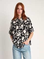 Floral printed μαύρο κοντομάνικο πουκάμισο, σε χαλαρή γραμμή, με ρεβέρ στα μανίκια και στρογγυλεμένα πλαϊνά στο τελείωμα Attrattivo 