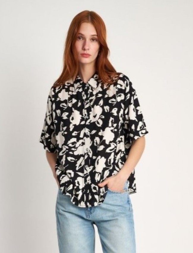 Floral printed μαύρο κοντομάνικο πουκάμισο, σε χαλαρή γραμμή, με ρεβέρ στα μανίκια και στρογγυλεμένα πλαϊνά στο τελείωμα Attrattivo 