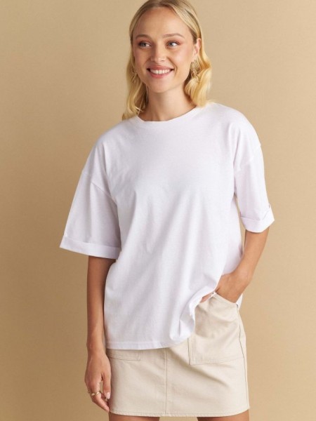 Λευκή κοντομάνικη βαμβακερή oversized μακριιά μπλούζα με στρογγυλή λαιμόκοψη και ορίζονται ραφή πίσω στην πλάτη Attrattivo