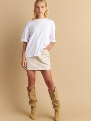 Λευκή κοντομάνικη βαμβακερή oversized μακριιά μπλούζα με στρογγυλή λαιμόκοψη και ορίζονται ραφή πίσω στην πλάτη Attrattivo