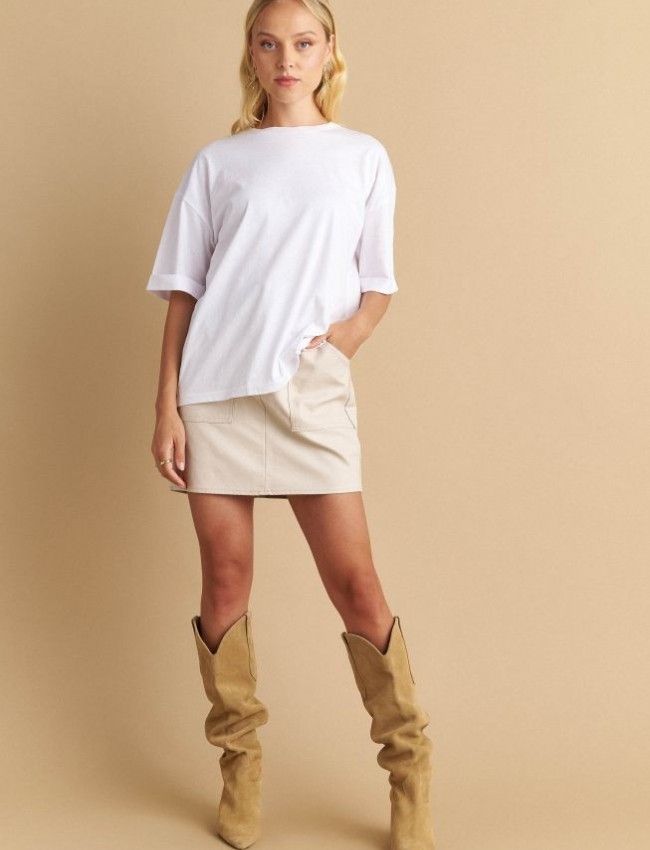 Λευκή κοντομάνικη βαμβακερή oversized μακριιά μπλούζα με στρογγυλή λαιμόκοψη και ορίζονται ραφή πίσω στην πλάτη Attrattivo