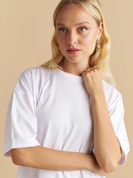 Λευκή κοντομάνικη βαμβακερή oversized μακριιά μπλούζα με στρογγυλή λαιμόκοψη και ορίζονται ραφή πίσω στην πλάτη Attrattivo