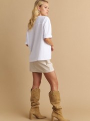 Λευκή κοντομάνικη βαμβακερή oversized μακριιά μπλούζα με στρογγυλή λαιμόκοψη και ορίζονται ραφή πίσω στην πλάτη Attrattivo