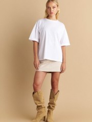 Λευκή κοντομάνικη βαμβακερή oversized μακριιά μπλούζα με στρογγυλή λαιμόκοψη και ορίζονται ραφή πίσω στην πλάτη Attrattivo