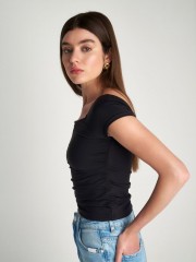 Μαύρη κοντομάνικη ελαστική cropped μπλούζα σε "βούτυρο" ποιότητα, με ανοιχτή χαμόγελο λαιμόκοψη και μικρές σούρες στο πλάι Attrattivo