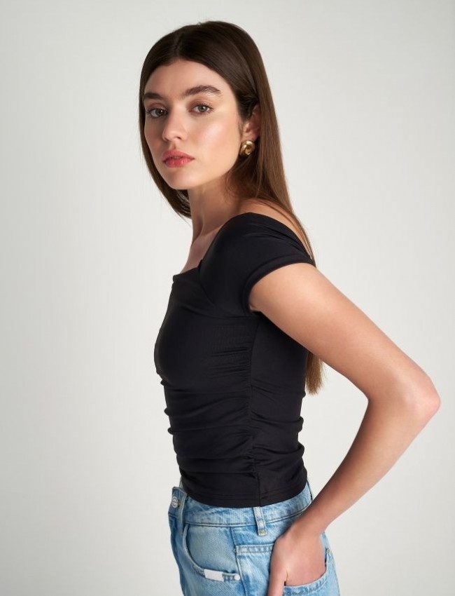 Μαύρη κοντομάνικη ελαστική cropped μπλούζα σε "βούτυρο" ποιότητα, με ανοιχτή χαμόγελο λαιμόκοψη και μικρές σούρες στο πλάι Attrattivo