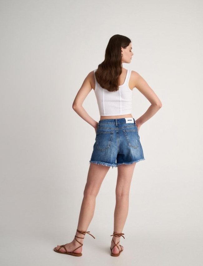 Blue jean σορτς με έντονα σκισίματα στο τελείωμα, μικρά ξεβάμματα και κλείσιμο με κρυφό φερμουάρ και κουμπί Attrattivo