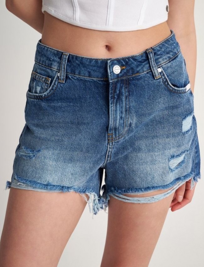 Blue jean σορτς με έντονα σκισίματα στο τελείωμα, μικρά ξεβάμματα και κλείσιμο με κρυφό φερμουάρ και κουμπί Attrattivo