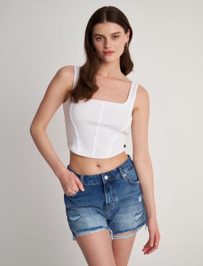 Blue jean σορτς με έντονα σκισίματα στο τελείωμα, μικρά ξεβάμματα και κλείσιμο με κρυφό φερμουάρ και κουμπί Attrattivo