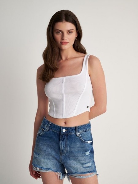Blue jean σορτς με έντονα σκισίματα στο τελείωμα, μικρά ξεβάμματα και κλείσιμο με κρυφό φερμουάρ και κουμπί Attrattivo