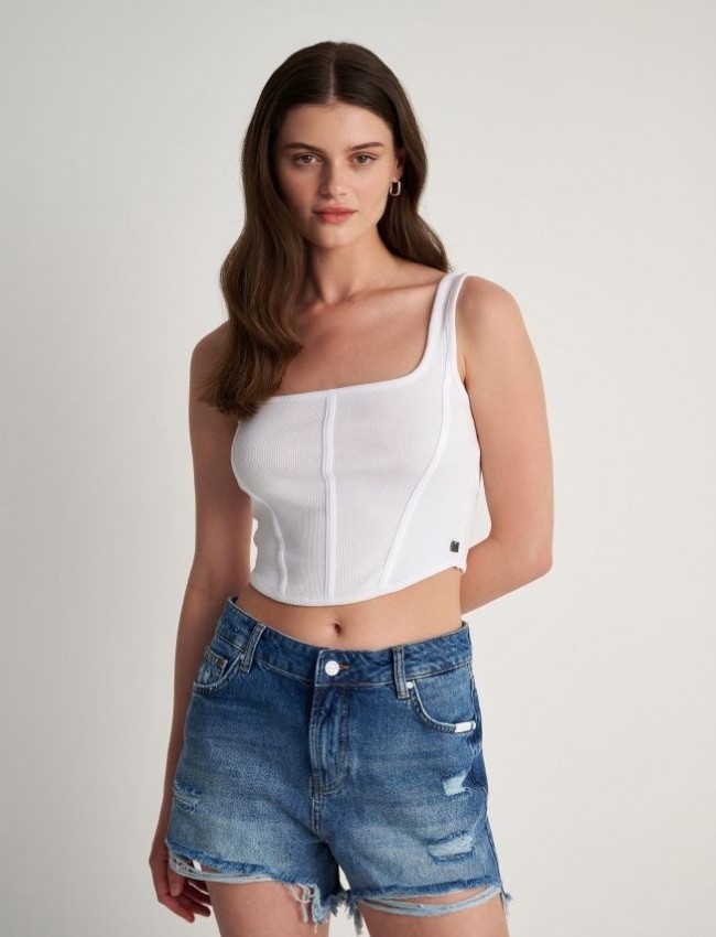 Blue jean σορτς με έντονα σκισίματα στο τελείωμα, μικρά ξεβάμματα και κλείσιμο με κρυφό φερμουάρ και κουμπί Attrattivo