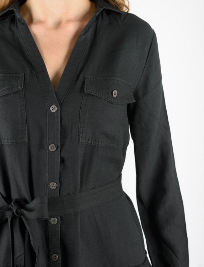 Μαύρο μακρυμάνικο loose-fit φόρεμα με πέτο γιακά, τσεπάκια στο στήθος, κουμπιά κατά μήκος, κουφόπιετα στην πλάτη, βολάν στο τελείωμα και αποσπώμενη υφασμάτινη ζώνη Attrattivo 