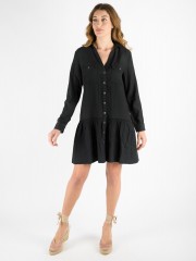Μαύρο μακρυμάνικο loose-fit φόρεμα με πέτο γιακά, τσεπάκια στο στήθος, κουμπιά κατά μήκος, κουφόπιετα στην πλάτη, βολάν στο τελείωμα και αποσπώμενη υφασμάτινη ζώνη Attrattivo 