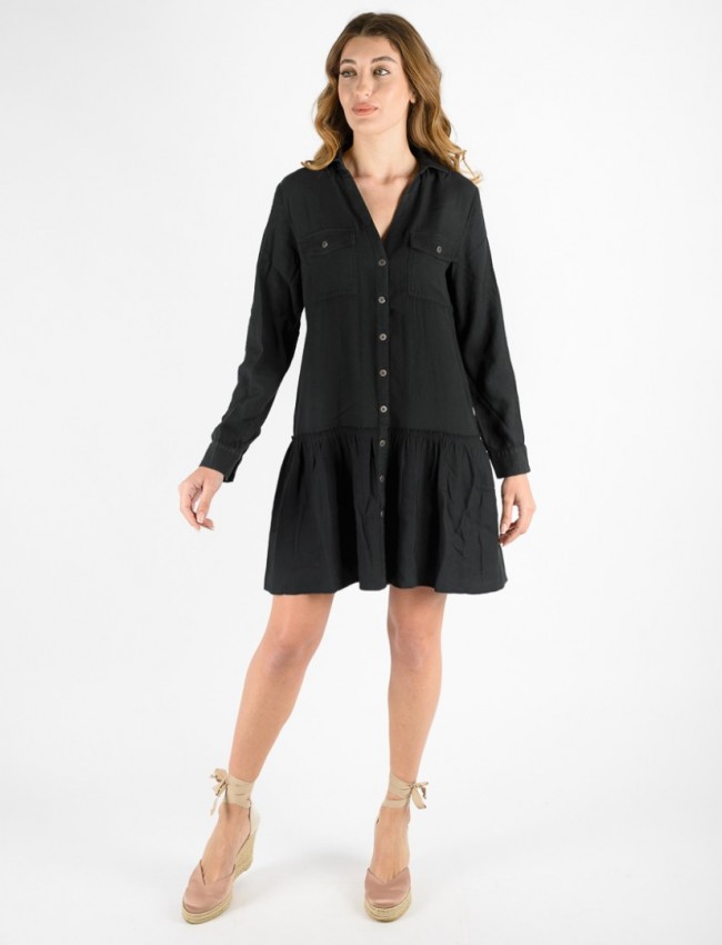 Μαύρο μακρυμάνικο loose-fit φόρεμα με πέτο γιακά, τσεπάκια στο στήθος, κουμπιά κατά μήκος, κουφόπιετα στην πλάτη, βολάν στο τελείωμα και αποσπώμενη υφασμάτινη ζώνη Attrattivo 