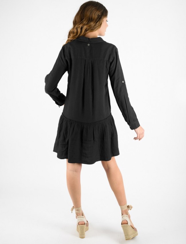 Μαύρο μακρυμάνικο loose-fit φόρεμα με πέτο γιακά, τσεπάκια στο στήθος, κουμπιά κατά μήκος, κουφόπιετα στην πλάτη, βολάν στο τελείωμα και αποσπώμενη υφασμάτινη ζώνη Attrattivo 