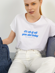 Λευκό κοντομάνικο t-shirt με στρογγυλή λαιμόκοψη, σε τετράγωνη γραμμή και τύπωμα "IT'S OKAY IF ALL YOU DID YODAY HAS HAVING FUN" Attrattivo