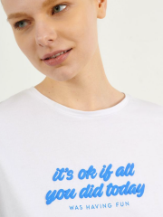 Λευκό κοντομάνικο t-shirt με στρογγυλή λαιμόκοψη, σε τετράγωνη γραμμή και τύπωμα "IT'S OKAY IF ALL YOU DID YODAY HAS HAVING FUN" Attrattivo