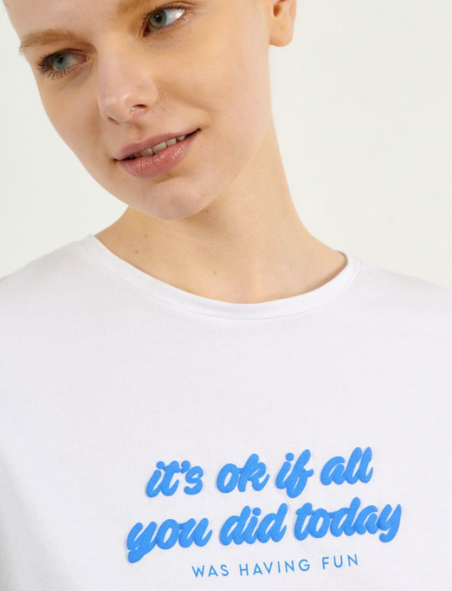 Λευκό κοντομάνικο t-shirt με στρογγυλή λαιμόκοψη, σε τετράγωνη γραμμή και τύπωμα "IT'S OKAY IF ALL YOU DID YODAY HAS HAVING FUN" Attrattivo