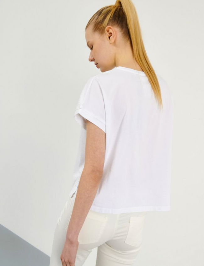 Λευκό κοντομάνικο t-shirt με στρογγυλή λαιμόκοψη, σε τετράγωνη γραμμή και τύπωμα "IT'S OKAY IF ALL YOU DID YODAY HAS HAVING FUN" Attrattivo
