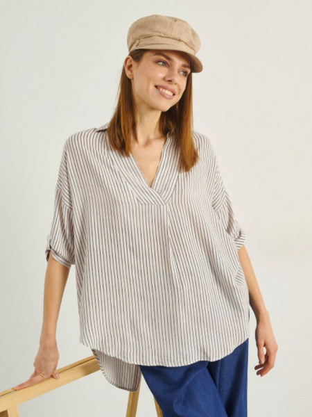 Ριγέ εκρού loose-fit μπλούζα με κουφόπιετα μπροστά, ανάποδο κρουαζέ στην πλάτη και ρυθμιζόμενα 3/4 μανίκια Attrattivo
