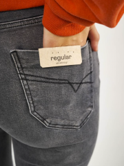 Γκρι highwaisted skinny jean, με μπροστινές στρογγυλεμένες τσέπες και κλείσιμο με κουπί και φερμουάρ Attrattivo