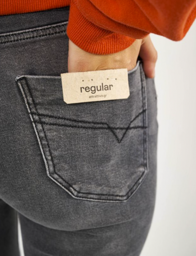 Γκρι highwaisted skinny jean, με μπροστινές στρογγυλεμένες τσέπες και κλείσιμο με κουπί και φερμουάρ Attrattivo