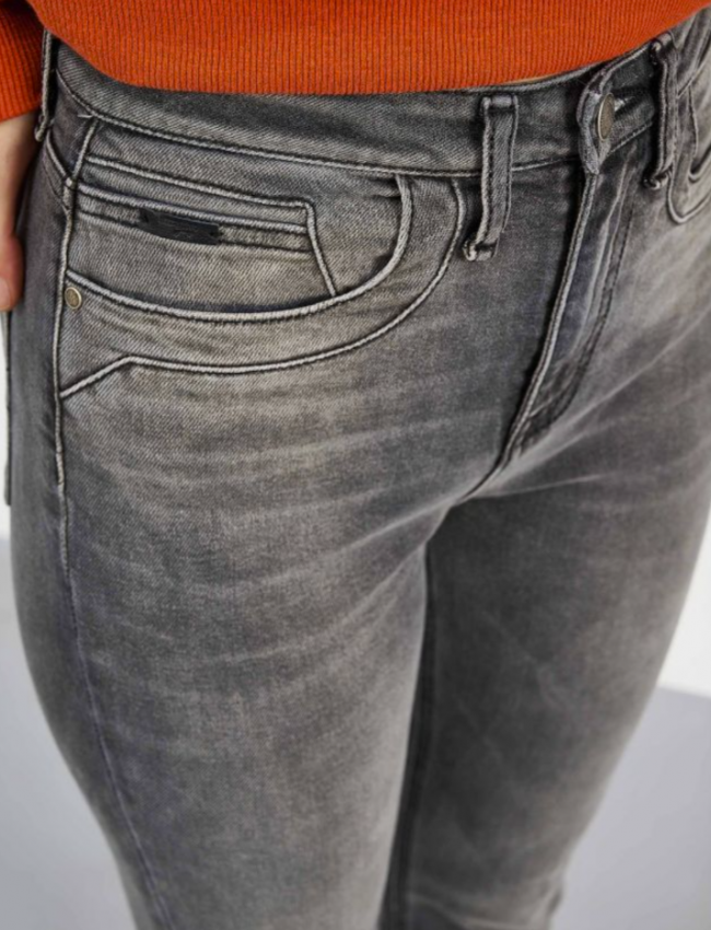 Γκρι highwaisted skinny jean, με μπροστινές στρογγυλεμένες τσέπες και κλείσιμο με κουπί και φερμουάρ Attrattivo