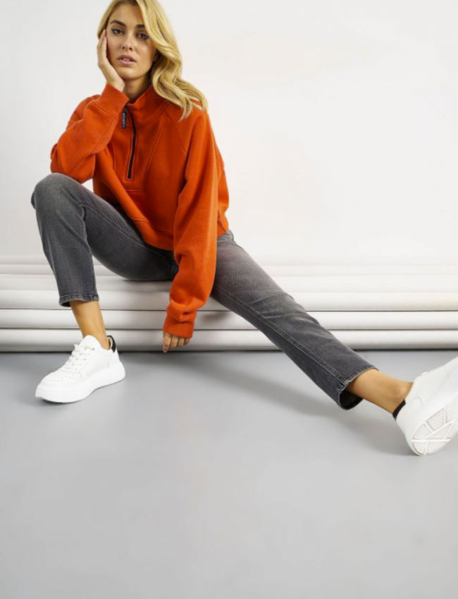 Γκρι highwaisted skinny jean, με μπροστινές στρογγυλεμένες τσέπες και κλείσιμο με κουπί και φερμουάρ Attrattivo