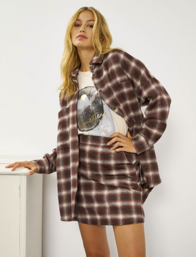Καρώ μπορντώ oversized μακρυμάνικο πουκάμισο-ζακέτα, με μεγάλες μπροστινές τσέπες, ασύμμετρο τελείωμα και πλαϊνές τσέπες Attrattivo