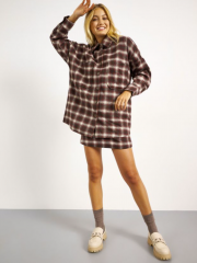 Καρώ μπορντώ oversized μακρυμάνικο πουκάμισο-ζακέτα, με μεγάλες μπροστινές τσέπες, ασύμμετρο τελείωμα και πλαϊνές τσέπες Attrattivo