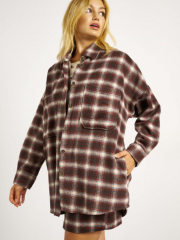 Καρώ μπορντώ oversized μακρυμάνικο πουκάμισο-ζακέτα, με μεγάλες μπροστινές τσέπες, ασύμμετρο τελείωμα και πλαϊνές τσέπες Attrattivo