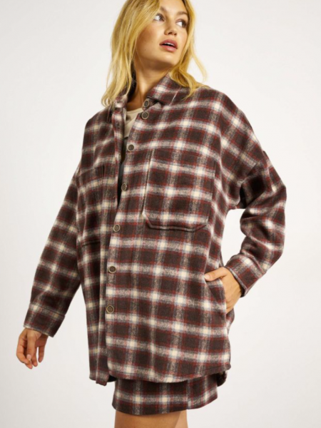 Καρώ μπορντώ oversized μακρυμάνικο πουκάμισο-ζακέτα, με μεγάλες μπροστινές τσέπες, ασύμμετρο τελείωμα και πλαϊνές τσέπες Attrattivo
