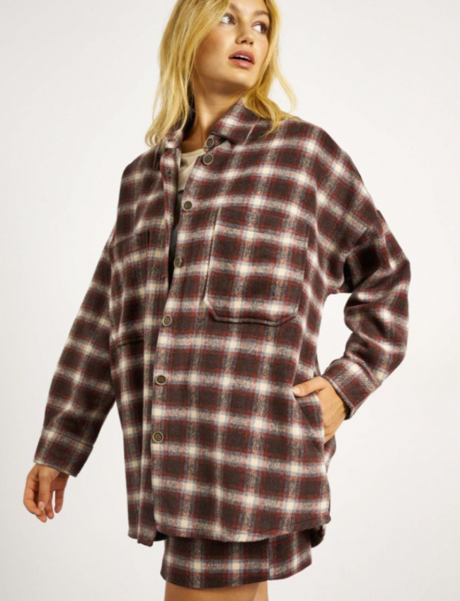 Καρώ μπορντώ oversized μακρυμάνικο πουκάμισο-ζακέτα, με μεγάλες μπροστινές τσέπες, ασύμμετρο τελείωμα και πλαϊνές τσέπες Attrattivo