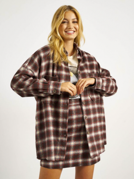 Καρώ μπορντώ oversized μακρυμάνικο πουκάμισο-ζακέτα, με μεγάλες μπροστινές τσέπες, ασύμμετρο τελείωμα και πλαϊνές τσέπες Attrattivo