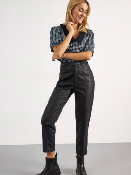 Μαύρο ψηλόμεσο faux-leather παντελόνι, με διακοσμητικά εξώγαζα, μπροστινές τσέπες και κλείσιμο με κουμπί και φερμουάρ Attrattivo