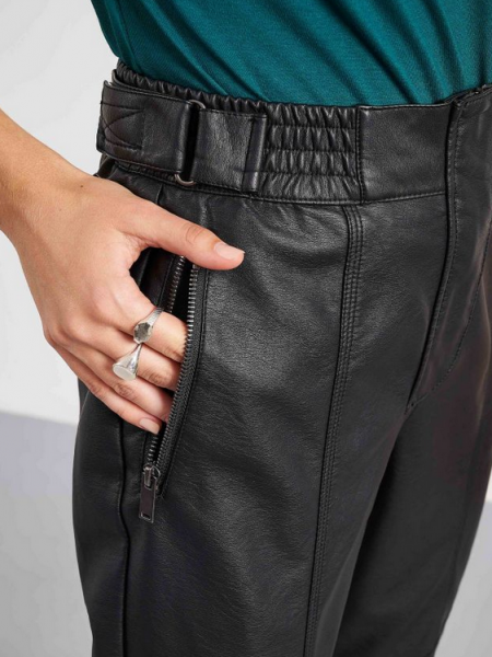 Μαύρο ψηλόμεσο faux-leather παντελόνι με λάστιχο στη μέση, πλαϊνές τσέπες με φερμουάρ, διακοσμητικά εξώγαζα και λάστιχο στο τελείωμα Attrattivo