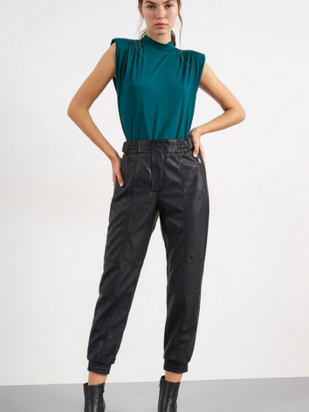 Μαύρο ψηλόμεσο faux-leather παντελόνι με λάστιχο στη μέση, πλαϊνές τσέπες με φερμουάρ, διακοσμητικά εξώγαζα και λάστιχο στο τελείωμα Attrattivo