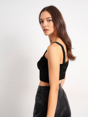 Μαύρο αμάνικο cropped top βελουτέ με ανάγλυφη ύφανση και κλείσιμο με φερμουάρ στο πλάι Attrattivo