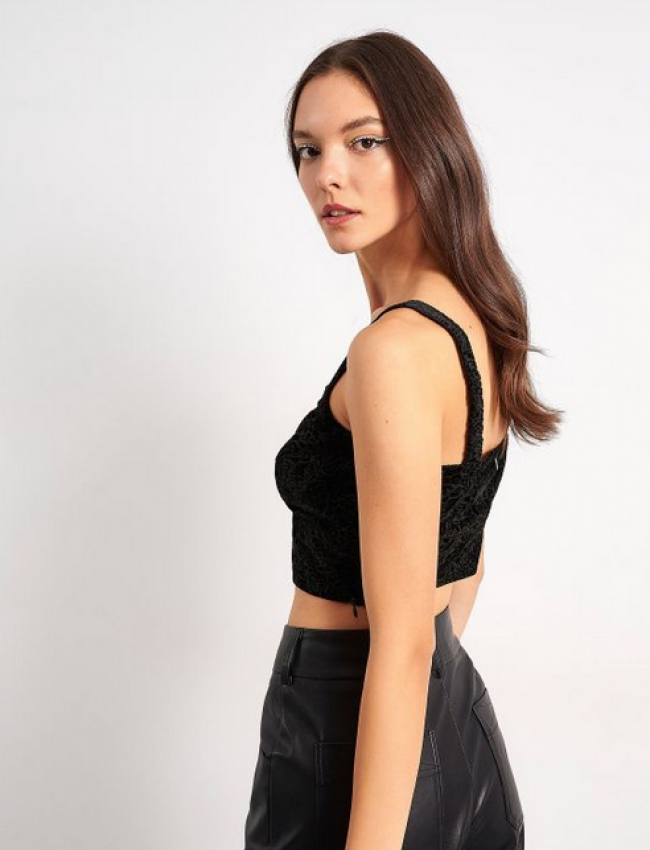 Μαύρο αμάνικο cropped top βελουτέ με ανάγλυφη ύφανση και κλείσιμο με φερμουάρ στο πλάι Attrattivo