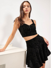 Μαύρο αμάνικο cropped top βελουτέ με ανάγλυφη ύφανση και κλείσιμο με φερμουάρ στο πλάι Attrattivo