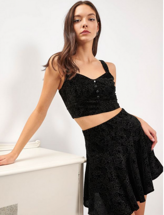 Μαύρο αμάνικο cropped top βελουτέ με ανάγλυφη ύφανση και κλείσιμο με φερμουάρ στο πλάι Attrattivo