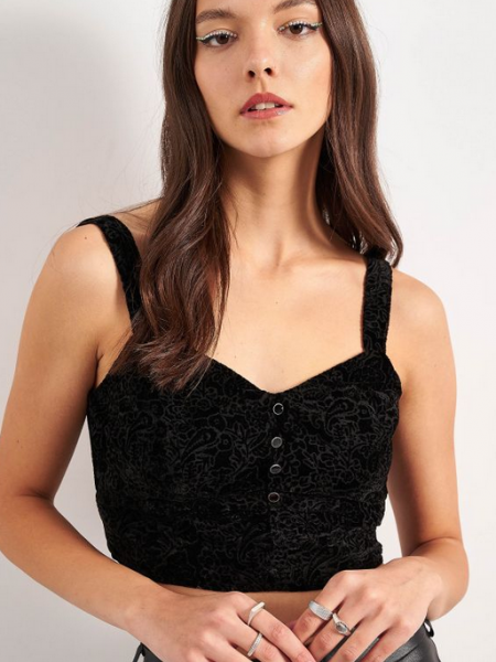 Μαύρο αμάνικο cropped top βελουτέ με ανάγλυφη ύφανση και κλείσιμο με φερμουάρ στο πλάι Attrattivo