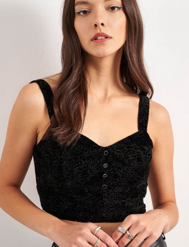 Μαύρο αμάνικο cropped top βελουτέ με ανάγλυφη ύφανση και κλείσιμο με φερμουάρ στο πλάι Attrattivo