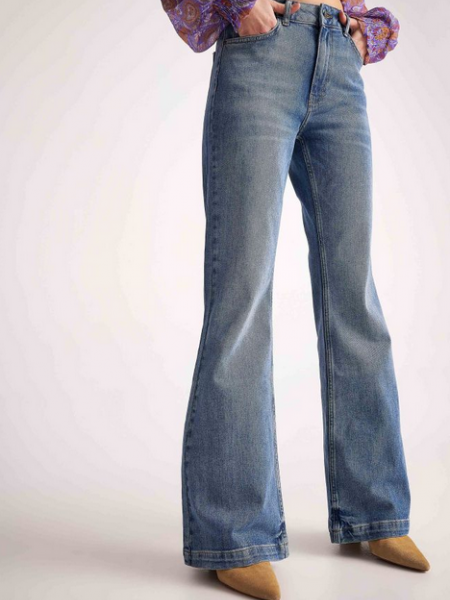Light blue jean ψηλόμεσο παντελόνι καμπάνα flare με καφέ εξωτερικά γαζιά και μικρές τσέπες μπροστά Attrattivo