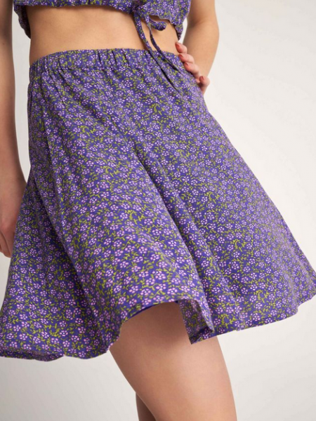 Floral printed μωβ ψηλόμεση κοντή φούστα σε κλος γραμμή με λάστιχο στη μέση Attrattivo