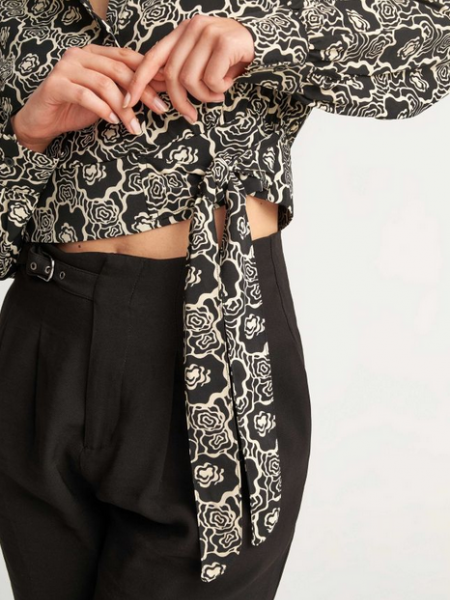  Floral printed μαύρο μακρυμάνικο κρουαζέ τοπ με όρθιο γιακά, δέσιμο στο πλάι και κλείσιμο με φερμουάρ στο πλάι Attrattivo