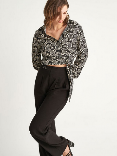  Floral printed μαύρο μακρυμάνικο κρουαζέ τοπ με όρθιο γιακά, δέσιμο στο πλάι και κλείσιμο με φερμουάρ στο πλάι Attrattivo