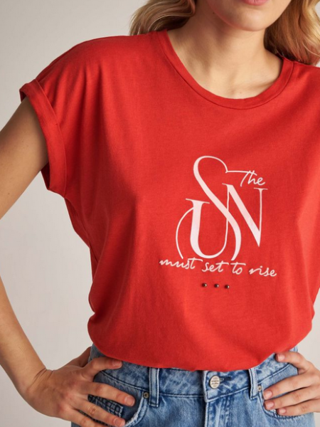 Κόκκινο κοντομάνικο T-shirt με τύπωμα στο μπροστά μέρος και ρεβέρ στα μανίκια Attrattivo