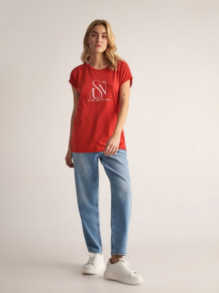 Κόκκινο κοντομάνικο T-shirt με τύπωμα στο μπροστά μέρος και ρεβέρ στα μανίκια Attrattivo