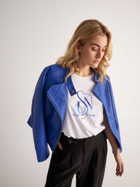 Λευκό κοντομάνικο T-shirt με τύπωμα στο μπροστά μέρος και ρεβέρ στα μανίκια Attrattivo
